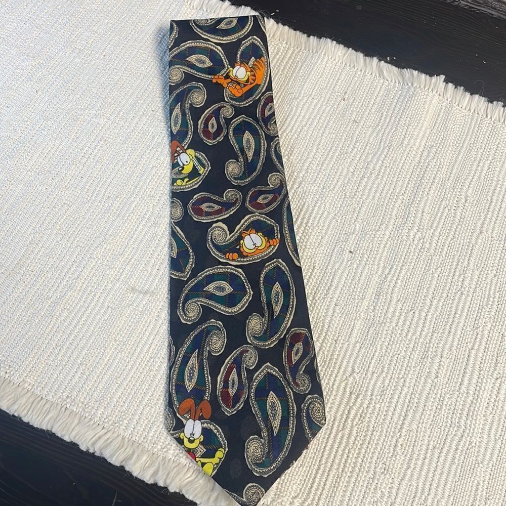 Paws Addiction Garfield & Odie Men’s Tie, Garfield the Cat , Paisley